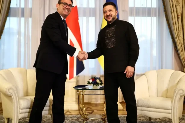 Andy Burnham sľubuje tvrdšie sankcie voči Rusku, Zelenskyj víta podporu Británie