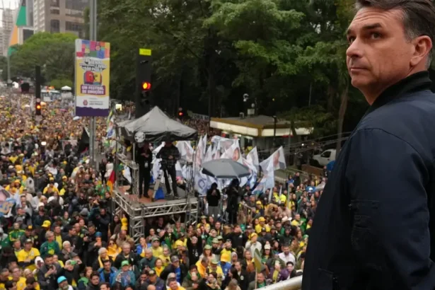Bolsonaro sľubuje Brazílii návrat medzi svetové veľmoci osem dní pred voľbami