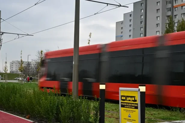 Bratislava čaká na verdikt hygienikov, električková trať nemá definitívnu kolaudáciu