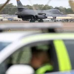 Británia obvinila dvoch mužov pre základňu, z ktorej USA útočili na Irán