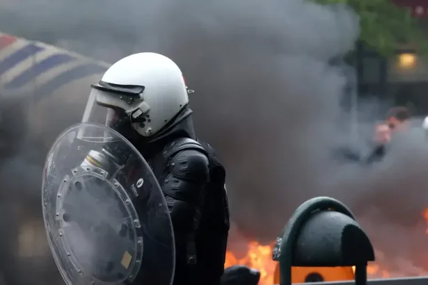 Brusel zasiahli protesty proti škrtom. Polícia použila vodné delá a slzotvorný plyn