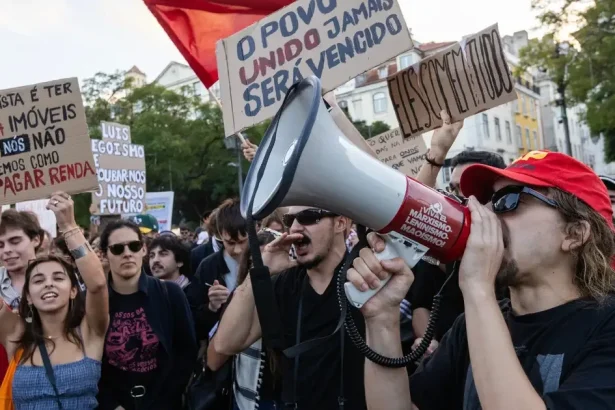 Bývanie zdražuje, mzdy nestíhajú. Desaťtisíce ľudí protestovali v Lisabone