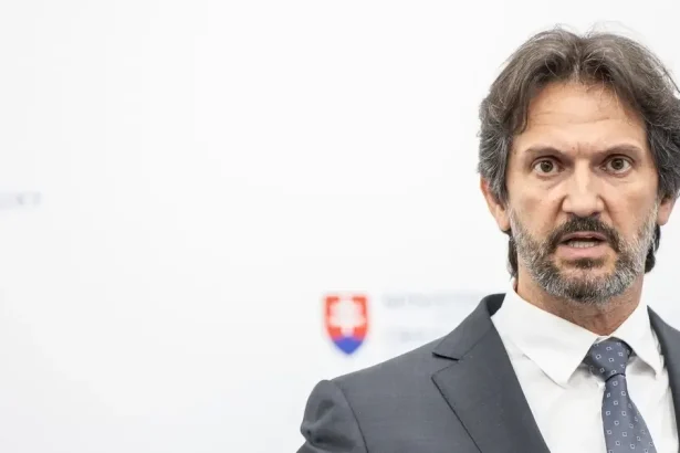 Demokrati: Kaliňákov rezort kupoval vojenský materiál od detského centra