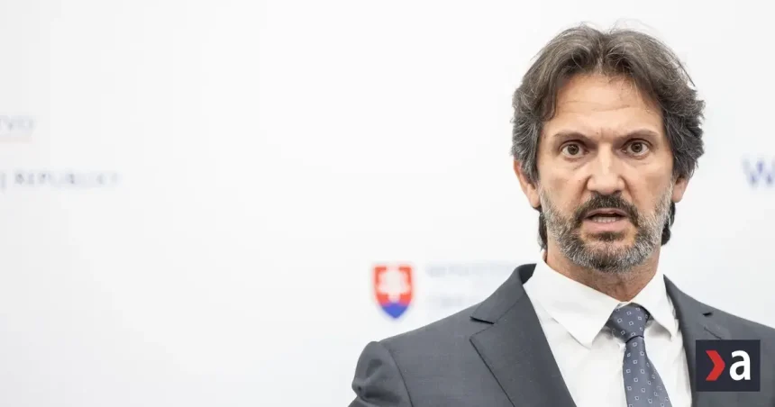 Demokrati: Kaliňákov rezort kupoval vojenský materiál od detského centra