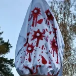 Demokrati zahalili sochu maršala Koneva do krvavej plachty, patrí na smetisko dejín