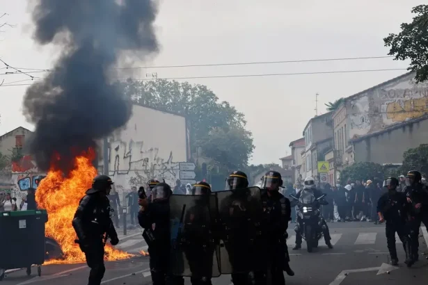 Demonštrantovi odtrhol ruku omračujúci granát. Francúzsko pozastavilo ich používanie