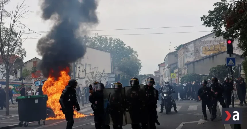 Demonštrantovi odtrhol ruku omračujúci granát. Francúzsko pozastavilo ich používanie