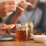 Diabetici a med: Môžu ním sladiť? Odborníci vysvetľujú, prečo prírodné neznamená bezpečné
