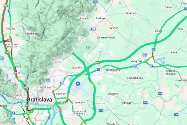 Diaľnica D2 z Bratislavy na Záhorie je preťažená, motoristi sa zdržia v kolónach