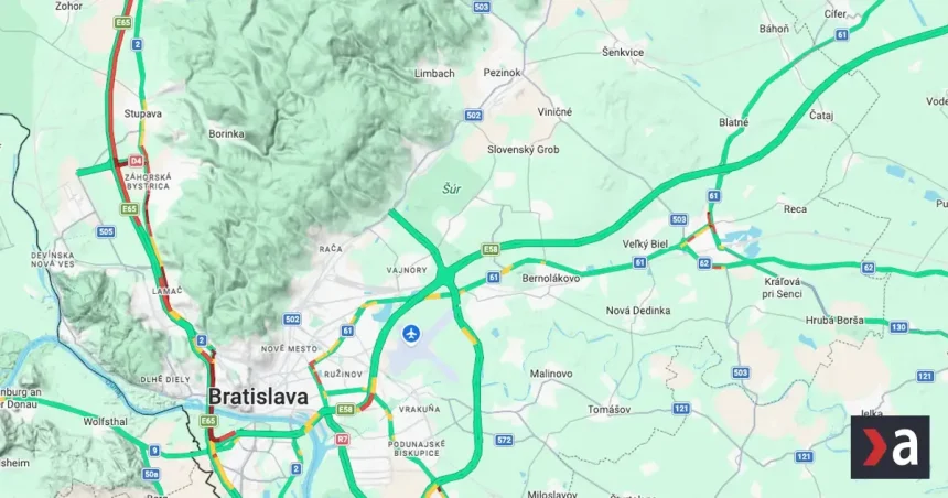 Diaľnica D2 z Bratislavy na Záhorie je preťažená, motoristi sa zdržia v kolónach