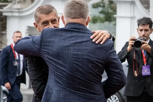 Fico ide v utorok do Prahy, stretne sa s Babišom a odhalia spoločnú sochu