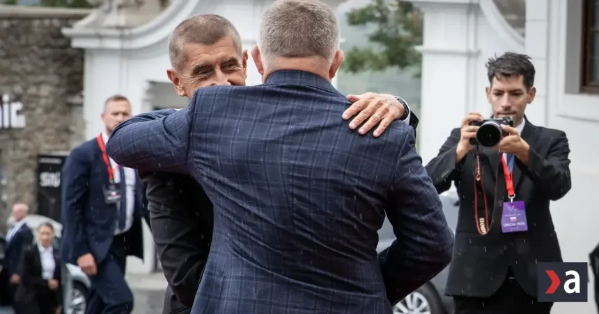 Fico ide v utorok do Prahy, stretne sa s Babišom a odhalia spoločnú sochu