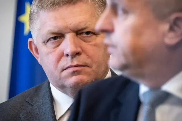 Fico môže odovzdať moc úradníckej vláde, tvrdí politológ Spáč
