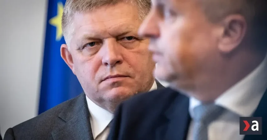 Fico môže odovzdať moc úradníckej vláde, tvrdí politológ Spáč