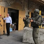 Francúzskeho primátora bili tyčami. Barrot žiada Izrael o potrestanie útočníkov