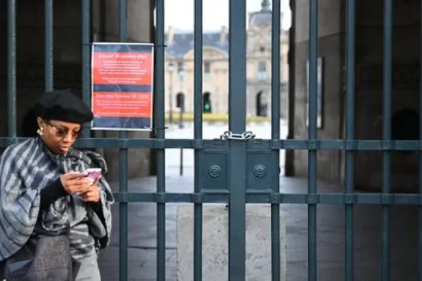 Francúzsko rozmiestnilo 70 000 policajtov pre protesty, zatvorili aj Louvre