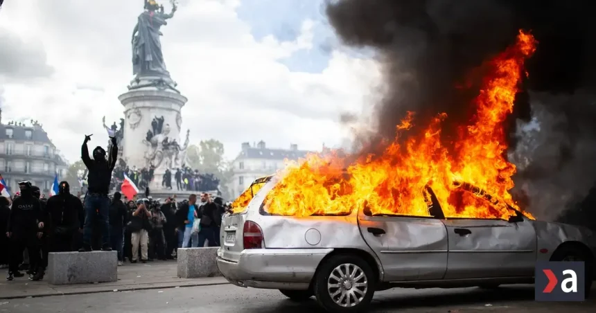 Francúzsko upokojuje protesty, v mestách zaviedlo nočný zákaz vychádzania