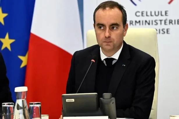 Francúzsko zaviedlo zákaz vychádzania po protestoch, na severe rabovali
