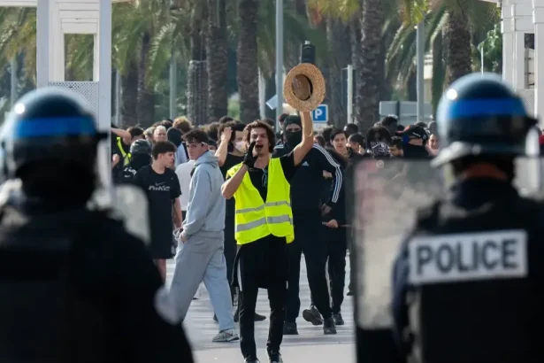 Francúzskom otriasli masové protesty, zranených je 150 policajtov