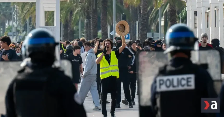Francúzskom otriasli masové protesty, zranených je 150 policajtov
