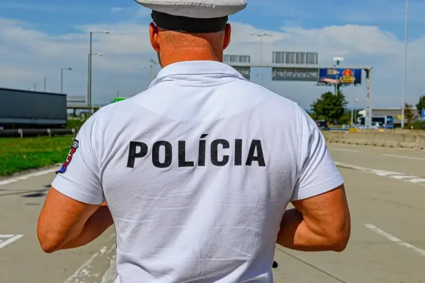 Hrozby smrťou a atrapa granátu u tínedžera: súd v Dunajskej Strede nariadil prísnu väzbu