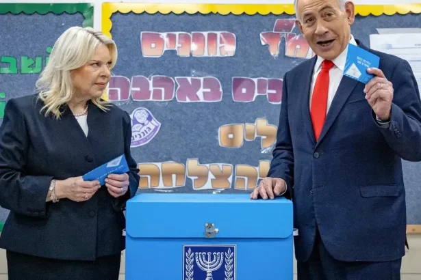 Izrael zažil rekordnú účasť vo voľbách, výsledok stále nejasný