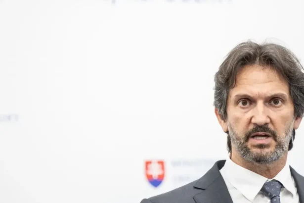 Kaliňák smeruje miliardu eur do neobranných projektov, tvrdí PS