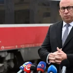 Klamal minister Ráž v priamom prenose? Železničiari popierajú dohodu o platoch