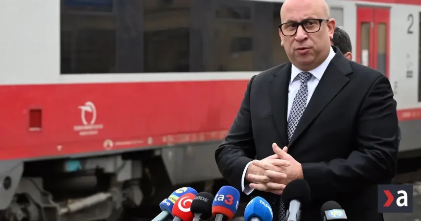Klamal minister Ráž v priamom prenose? Železničiari popierajú dohodu o platoch