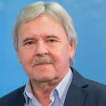 Koalícia môže dovládnuť aj s najtesnejšou väčšinou, tvrdí publicista