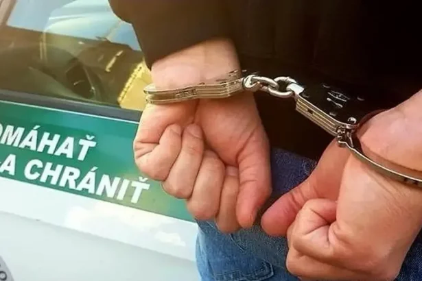 Kontrola mobilu odhalila hrozbu. Muž čelí obvineniu zo stretnutia s 12-ročným dievčaťom