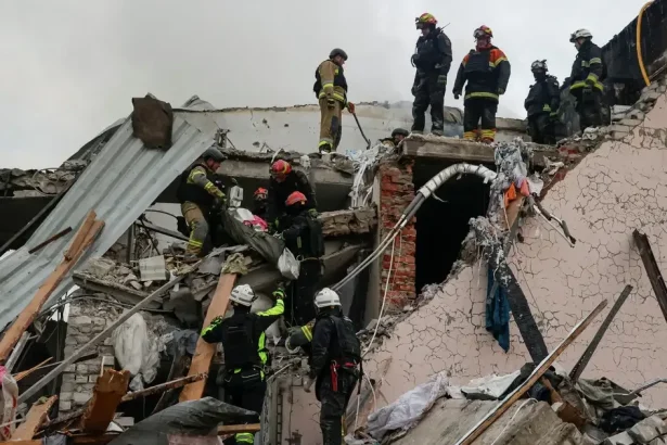 Letecký úder na Charkov: Ruské riadené bomby zabili päť ľudí a desiatky zranili