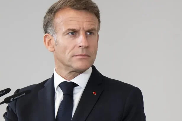 Macron odmietol demisiu ministra vnútra, po protestoch hovorí o vážnych zlyhaniach
