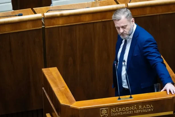 Minister vnútra ohlásil rast platov, SaS to vidí ako predvolebnú rozdávačku