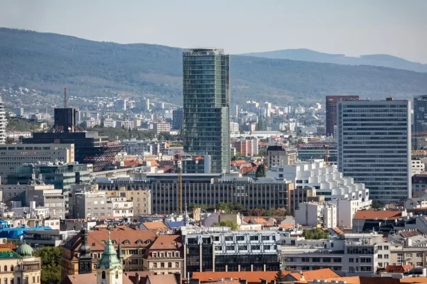 Ministri V4 rokujú na Slovensku, NOÚ rozširuje starostlivosť