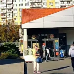 Mladík sa v Lučenci vytrhol pracovníčke SBS. Policajti zverejnili zábery zásahu