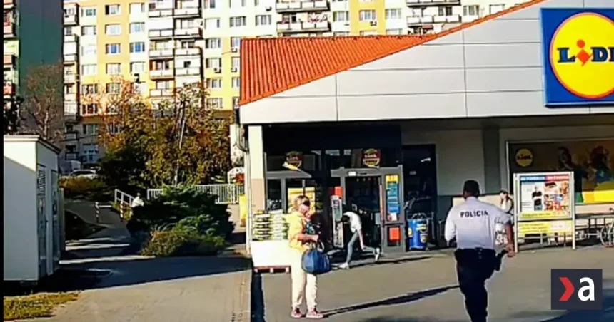 Mladík sa v Lučenci vytrhol pracovníčke SBS. Policajti zverejnili zábery zásahu