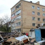 Najmenej šesť ľudí utrpelo zranenia pri ruskom raketovom útoku na Kyjev
