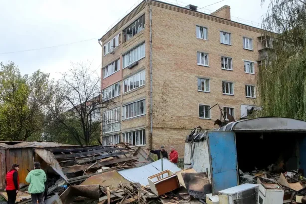 Najmenej šesť ľudí utrpelo zranenia pri ruskom raketovom útoku na Kyjev