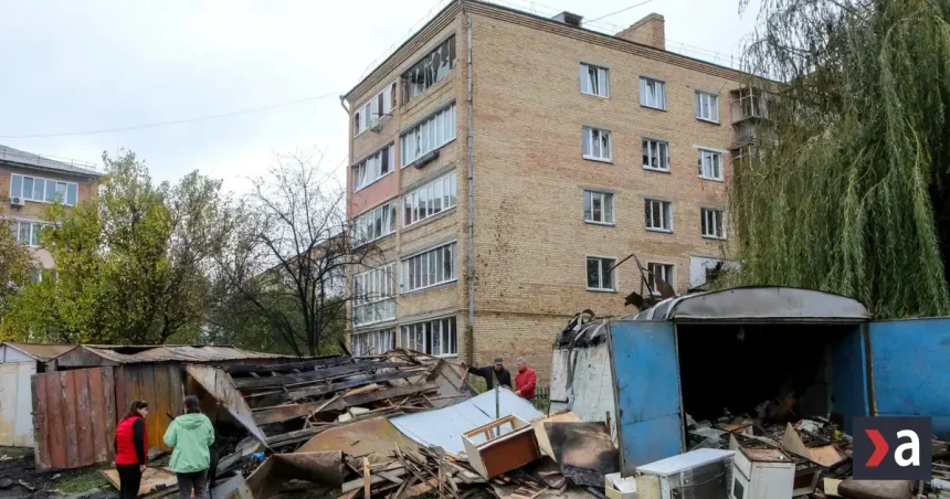 Najmenej šesť ľudí utrpelo zranenia pri ruskom raketovom útoku na Kyjev