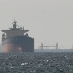Neznámy projektil zasiahol tanker neďaleko Saudskej Arábie, posádka sa evakuovala