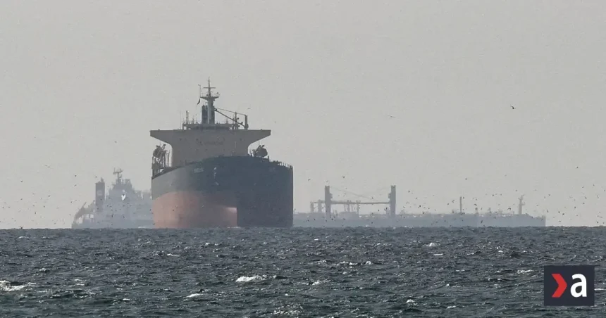 Neznámy projektil zasiahol tanker neďaleko Saudskej Arábie, posádka sa evakuovala