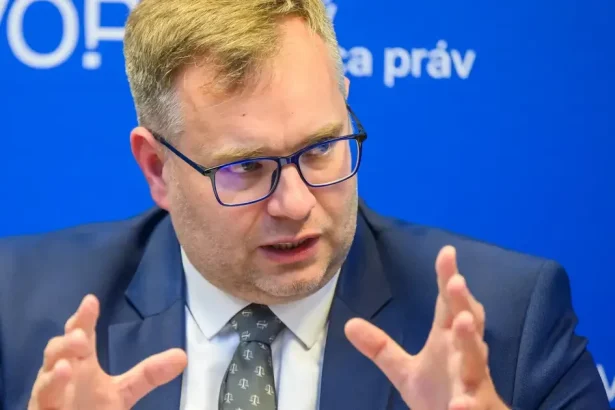 Ombudsman Dobrovodský: Podmieniť základné minimum prácou je neústavné