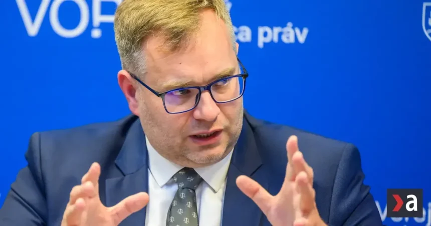 Ombudsman Dobrovodský: Podmieniť základné minimum prácou je neústavné