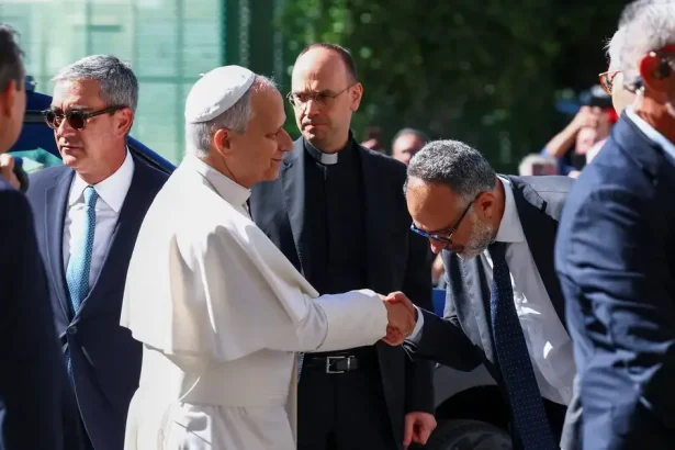 Pápež Lev XIV. je v nemocnici, popoludní ho čaká operácia pľúc
