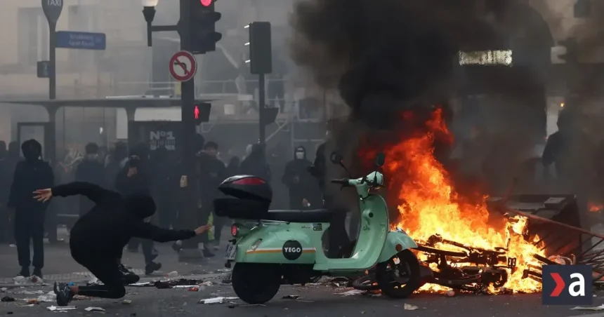 Paríž predlžuje nočný zákaz vychádzania, bezpečnostné zložky sa chystajú na nové protesty