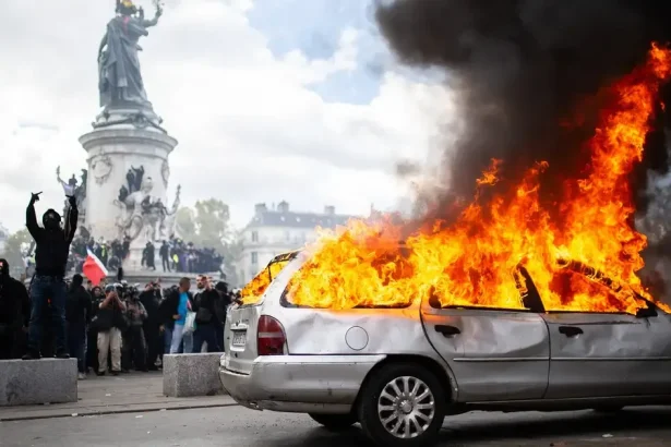 Paríž predlžuje zákaz vychádzania na dnešnú noc a sprísňuje pravidlá protestov