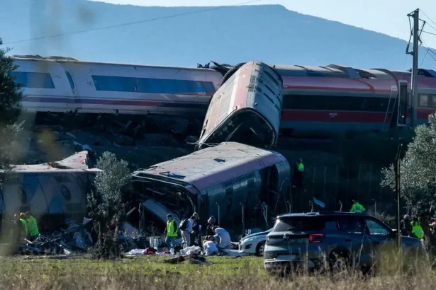 Po tragickej zrážke vlakov v Španielsku vypukli pouličné protesty