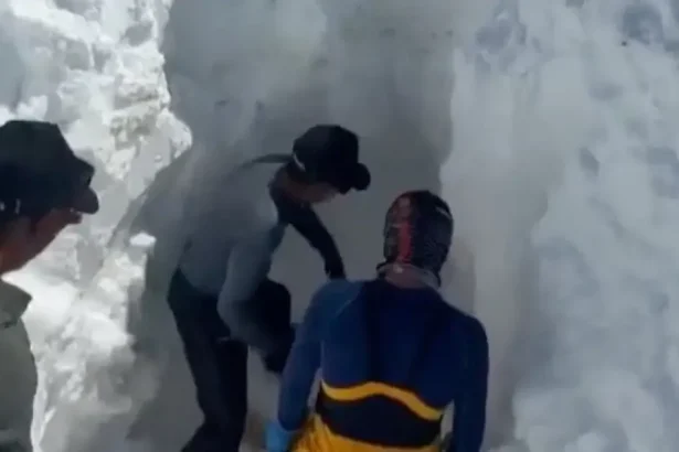 Pod Himalájami zabilo lavína 15 ľudí, pátranie prerušené