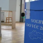 Policajti zadržali trojicu podozrivých z korupcie pri parkovisku vo Vranove nad Topľou